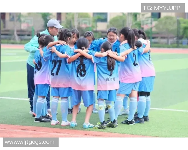 班级里的足球明星如何在绿茵场上展现风采与团队精神